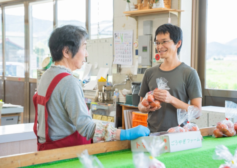 交流する二人